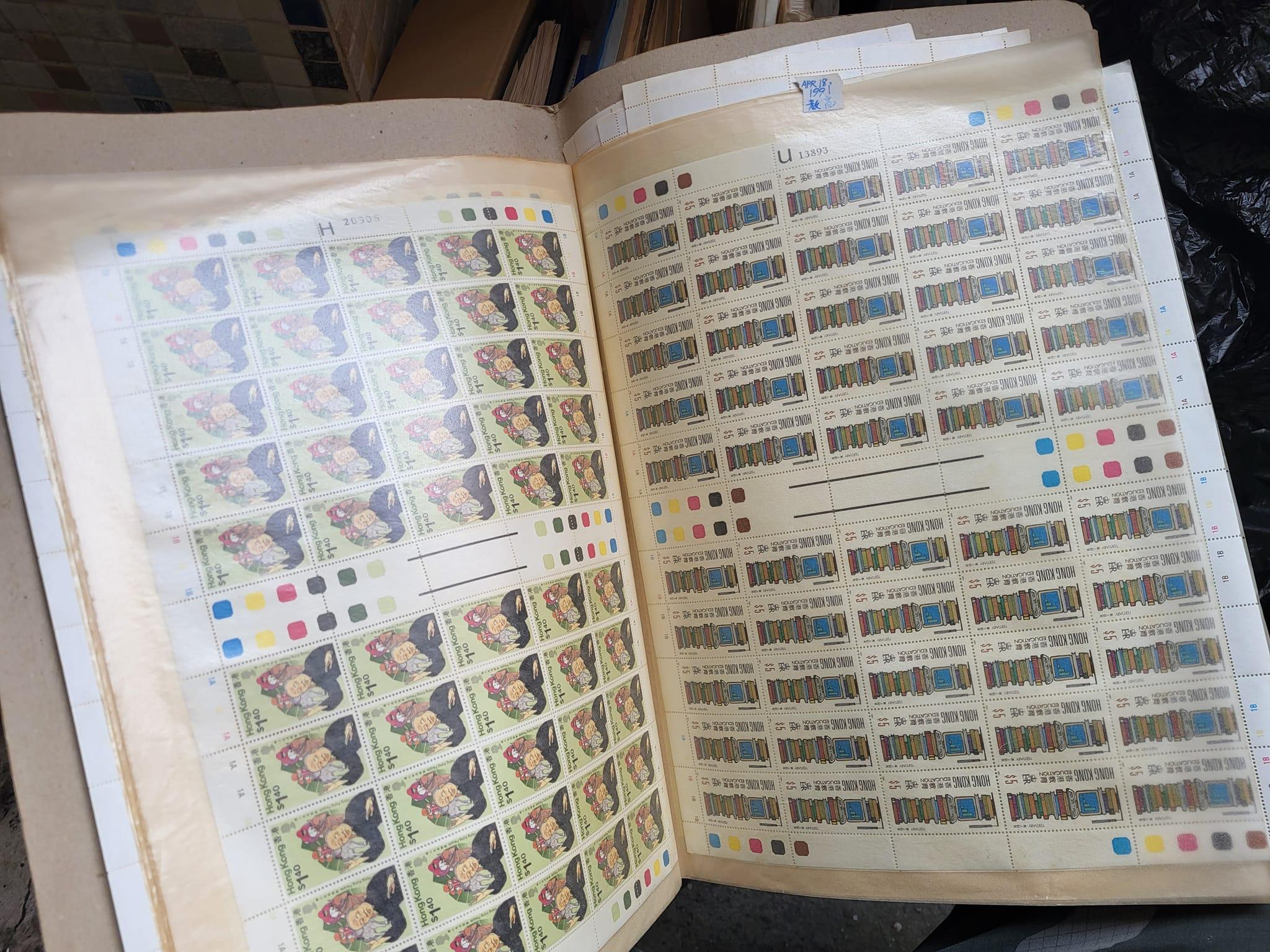 一名收藏家生前收藏逾14萬張回歸前通用的英女皇郵票,妻兒不知其價值,遺孀近日把其藏品當垃圾準備扔掉時,機緣巧合遇上一名有專門儲舊物的網民,最終接手該批珍貴收藏,避過堆填的下場。 (Facebook群組「90年代回憶 (新版)」)