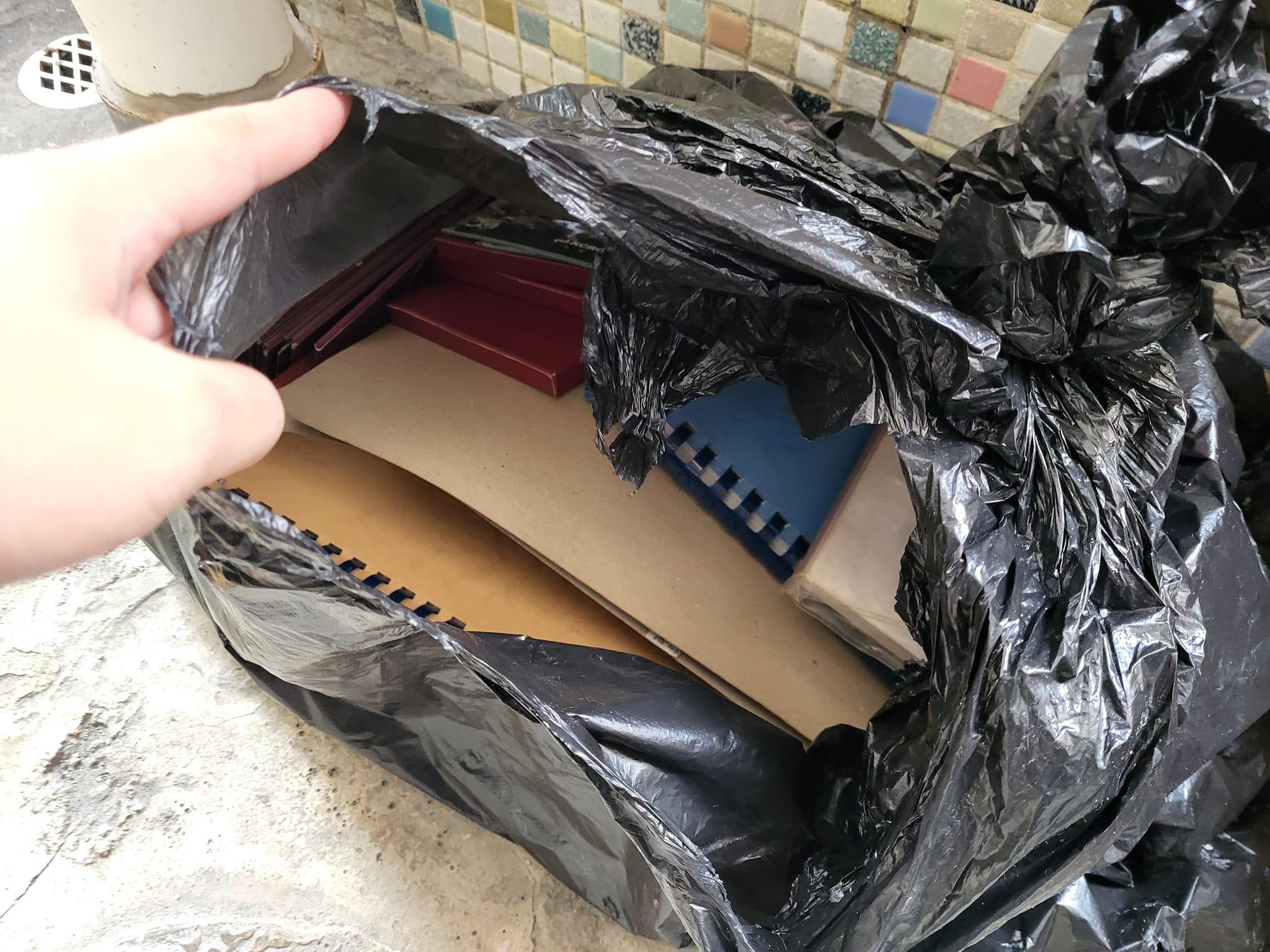 一名收藏家生前收藏逾14萬張回歸前通用的英女皇郵票,妻兒不知其價值,遺孀近日把其藏品當垃圾準備扔掉時,機緣巧合遇上一名有專門儲舊物的網民,最終接手該批珍貴收藏,避過堆填的下場。 (Facebook群組「90年代回憶 (新版)」)