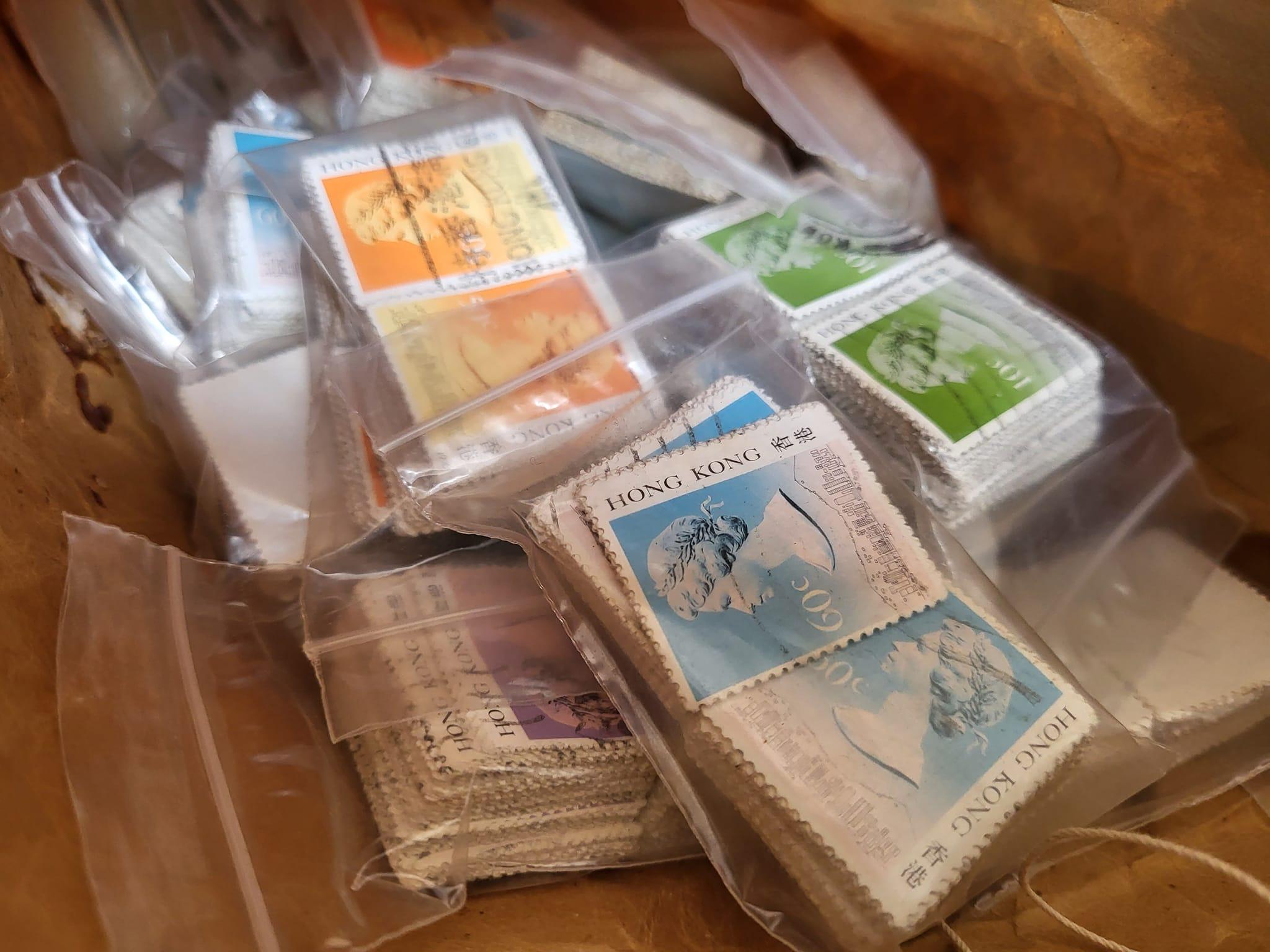 一名收藏家生前收藏逾14萬張回歸前通用的英女皇郵票,妻兒不知其價值,遺孀近日把其藏品當垃圾準備扔掉時,機緣巧合遇上一名有專門儲舊物的網民,最終接手該批珍貴收藏,避過堆填的下場。 (Facebook群組「90年代回憶 (新版)」)