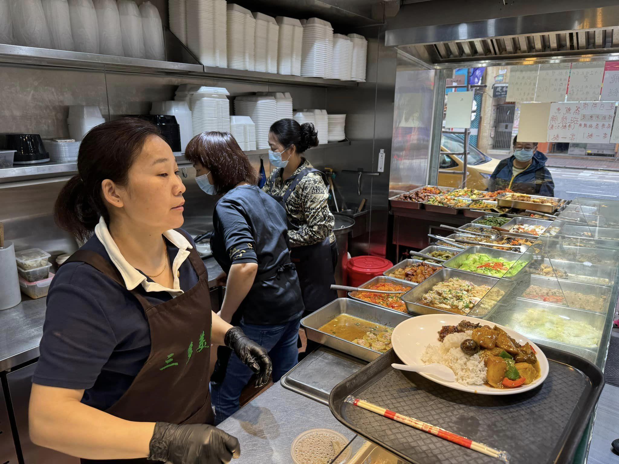 深水埗一間兩餸飯店每晚9時45分為有需要人士提供淨餸,吸引網民注意熱議,大讚「良心老闆」、「一舉兩得,唔浪費食物又幫到人。」 Facebook群組「香港兩餸飯關注組」