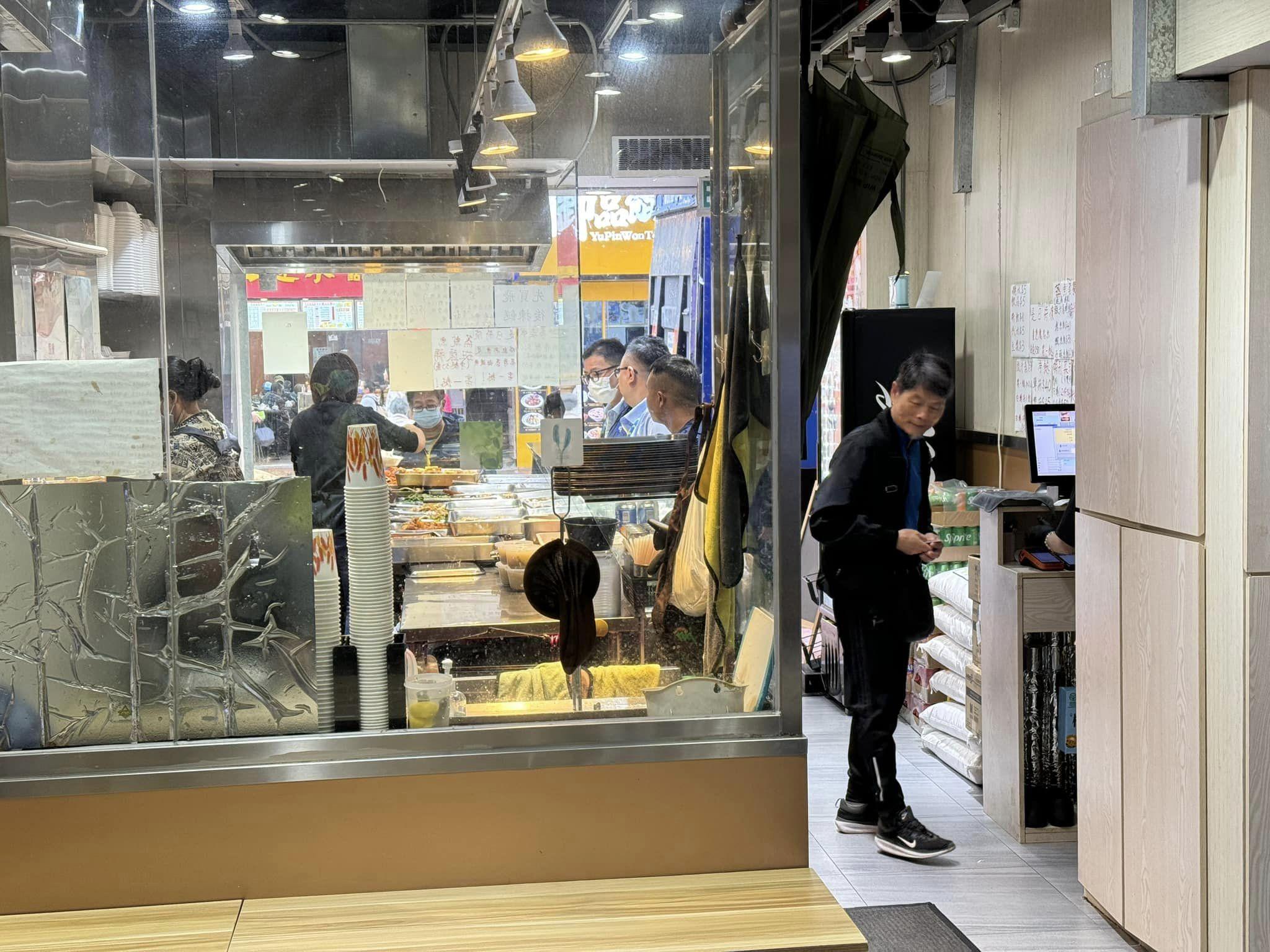 深水埗一間兩餸飯店每晚9時45分為有需要人士提供淨餸,吸引網民注意熱議,大讚「良心老闆」、「一舉兩得,唔浪費食物又幫到人。」 Facebook群組「香港兩餸飯關注組」