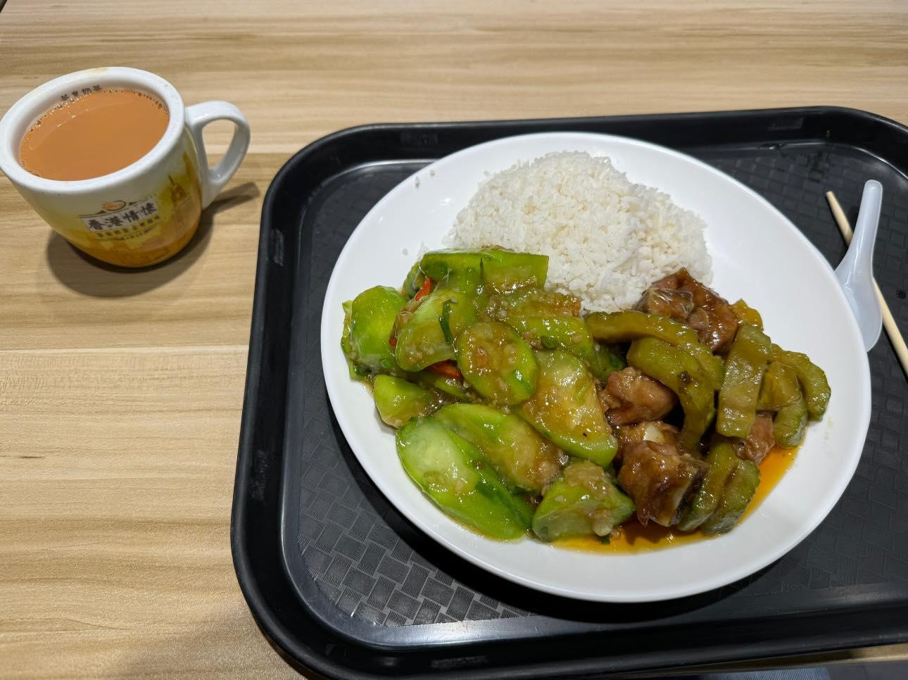 深水埗一間兩餸飯店每晚9時45分為有需要人士提供淨餸,吸引網民注意熱議,大讚「良心老闆」、「一舉兩得,唔浪費食物又幫到人。」 Facebook群組「香港兩餸飯關注組」