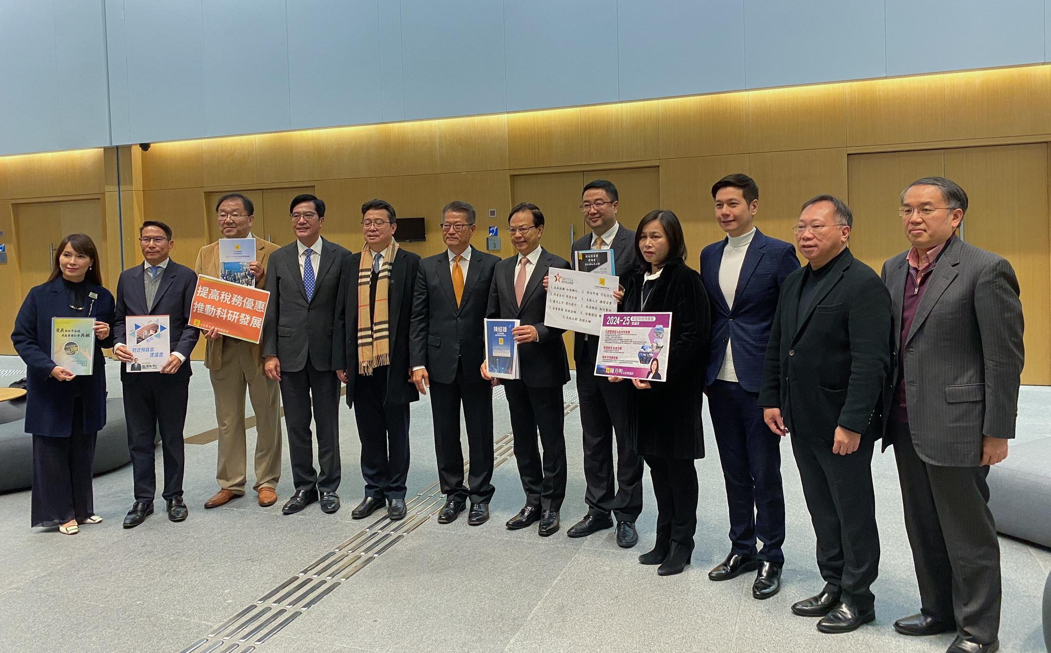 立法會「C15+」多位議員今(22日)約見財政司司長陳茂波,就下月公布的《財政預算案》提出建議。(江玉歡fb圖)