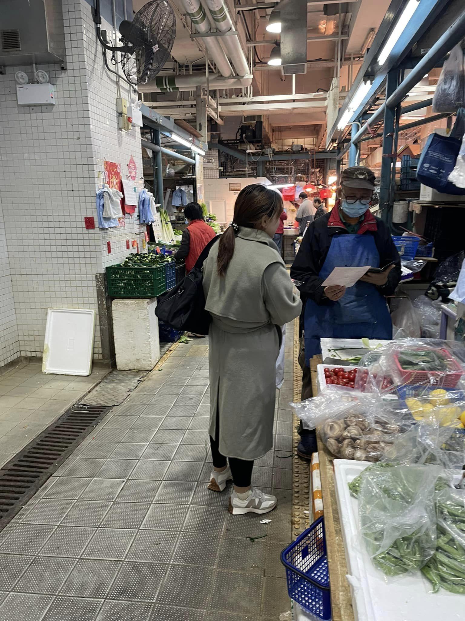 有西環女街坊在地區群組發文,指遇上了「派揮春黨」,一名疑似內地女子手持一疊揮春在石塘咀街市派發,當檔主接過揮春後,對方要求索取20蚊利是。(facebook群組「西環變幻時」)