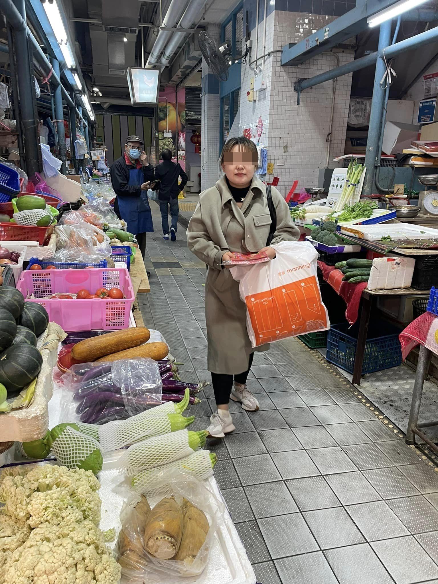 有西環女街坊在地區群組發文,指遇上了「派揮春黨」,一名疑似內地女子手持一疊揮春在石塘咀街市派發,當檔主接過揮春後,對方要求索取20蚊利是。(facebook群組「西環變幻時」)