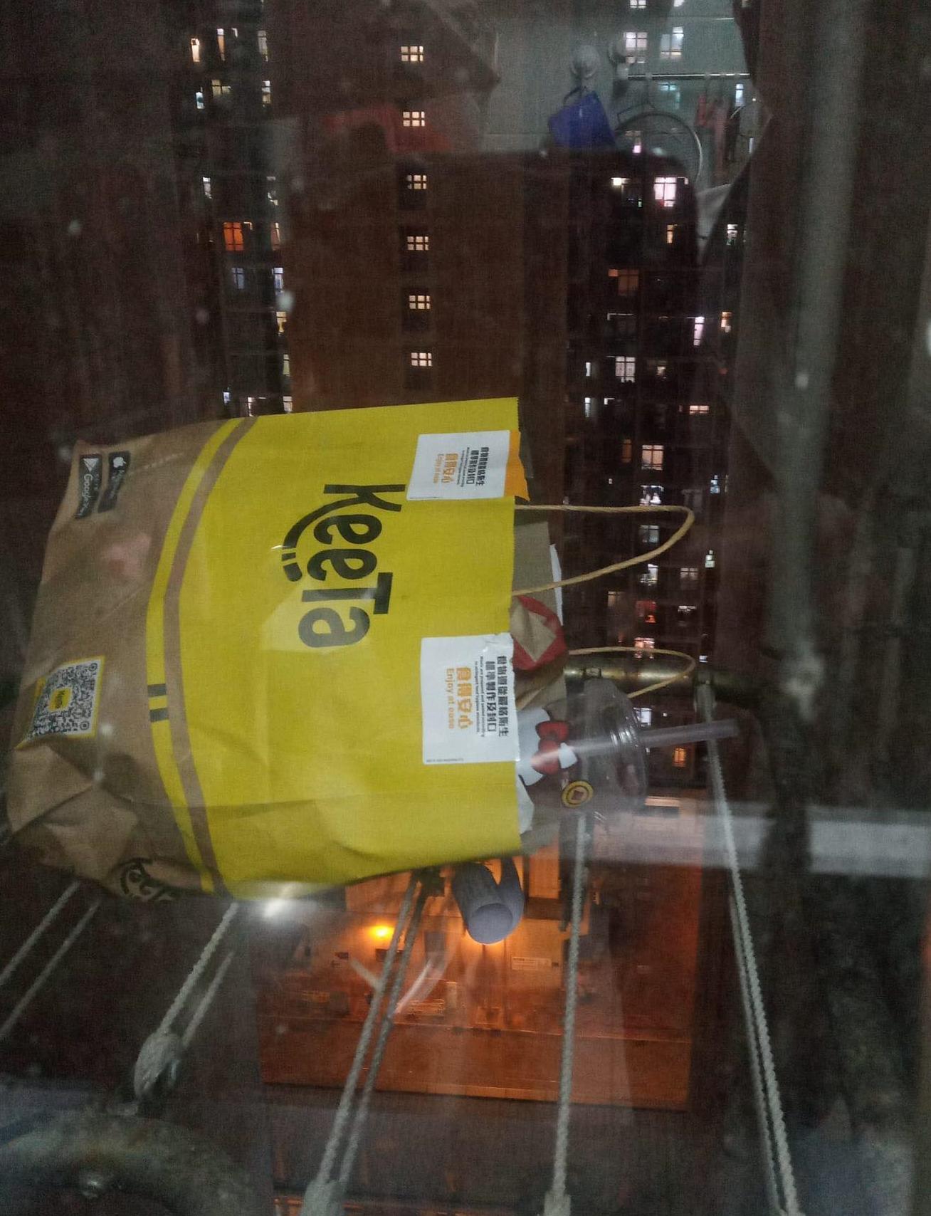 有將軍澳公屋街坊在社交平台發文指,樓上有住戶在外賣平台叫外賣後,竟把食完的垃圾連外賣袋扔落下層,掛在其單位晾衫架上,惟該缺德人士忘記了把單據撕走,曝光了其英文名字等叫餐資料,樓主稱已通知保安處理。(facebook群組「將軍澳主場」)