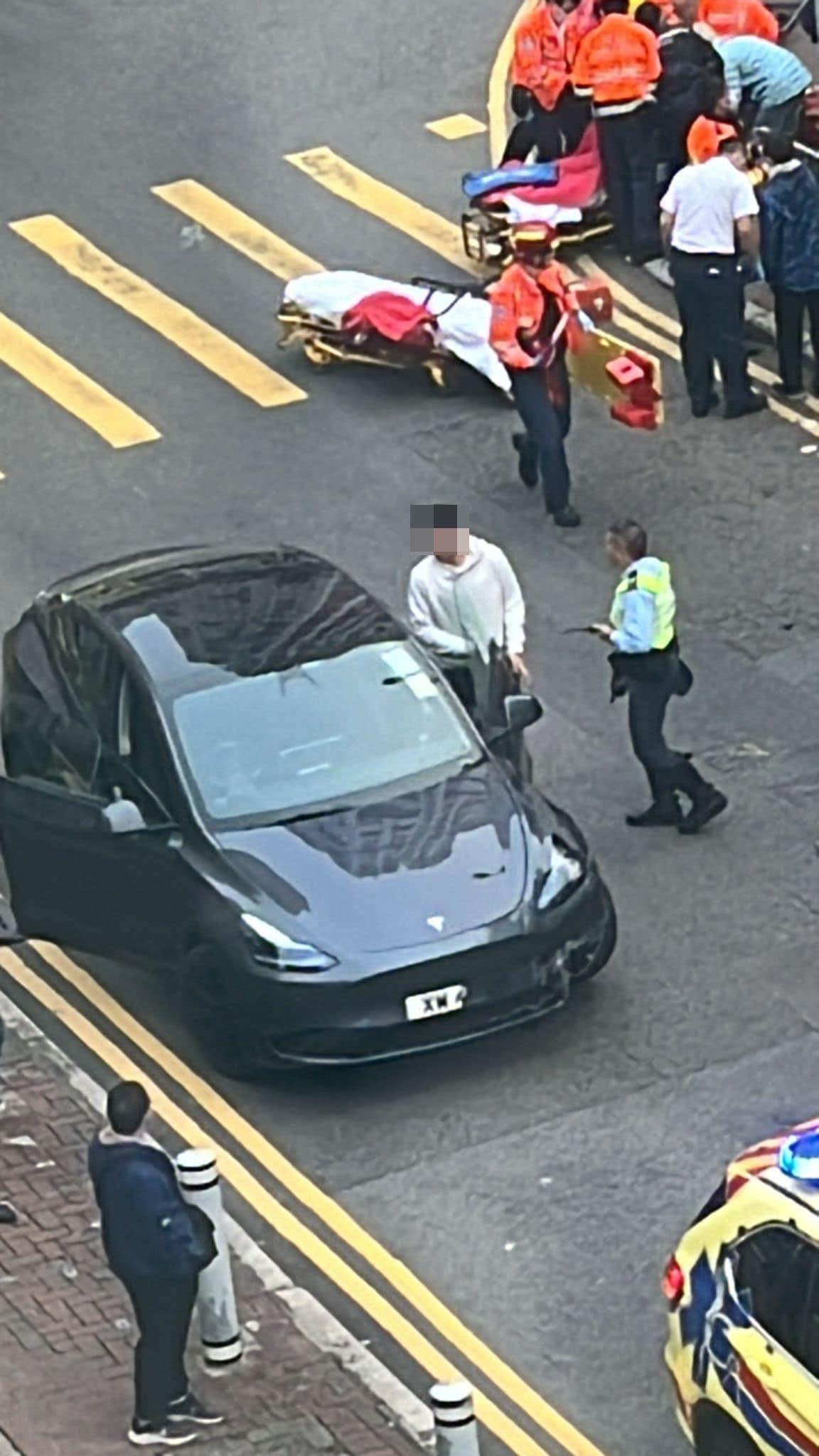 觀塘Tesla失控炒鐵欄撞3人(馬路的事 (即時交通資訊台)fb)