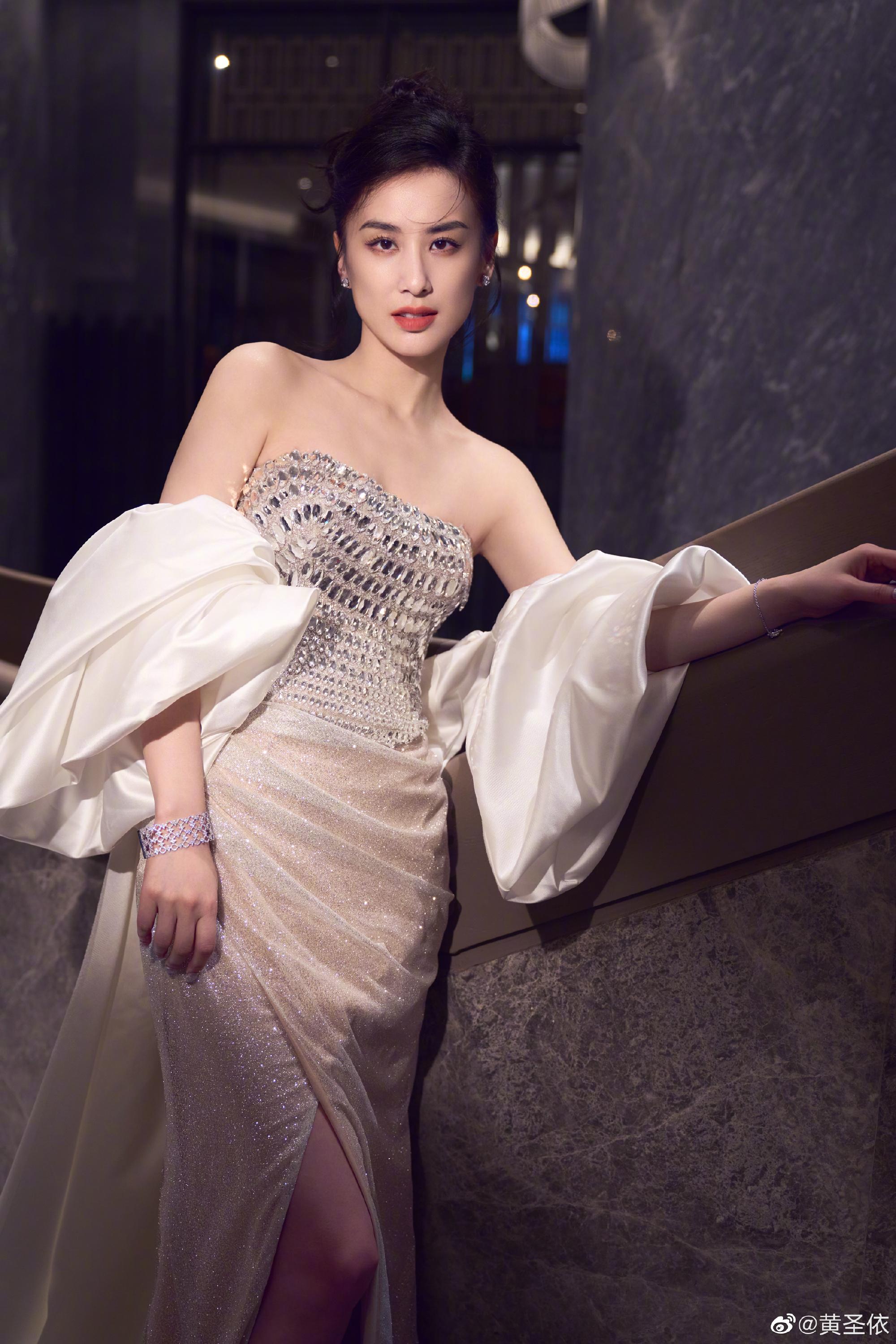 「功夫啞巴女」黃聖依被指外表像劉亦菲。(黃聖依微博)