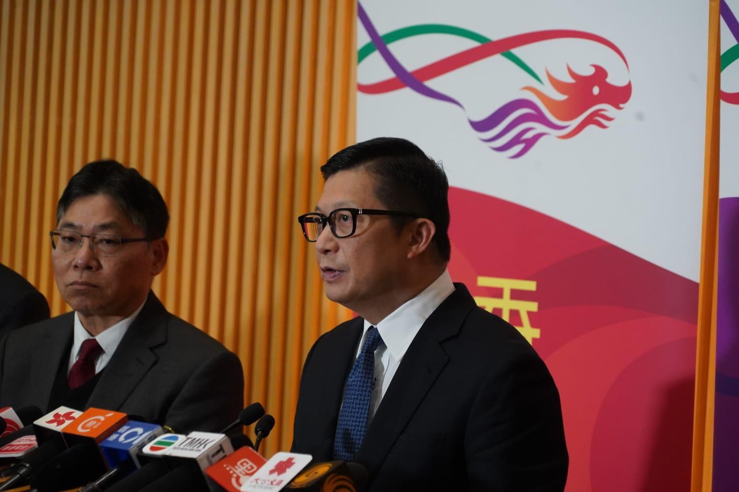 農曆新年2024|署理政務司長卓永興聯同保安局長鄧炳強、運輸及物流局長林世雄,以及文化體育及旅遊局長楊潤雄交代農曆新年假期特別通關安排。(鍾式明攝)