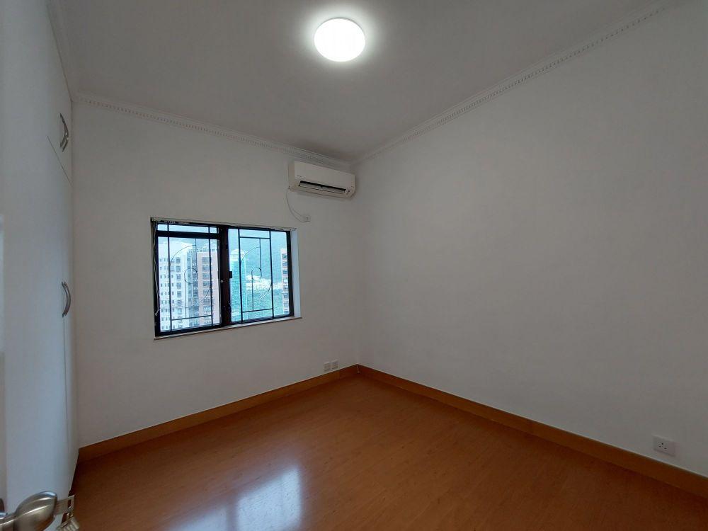 其他睡房面積也不細小,並享有開揚山景及樓景。