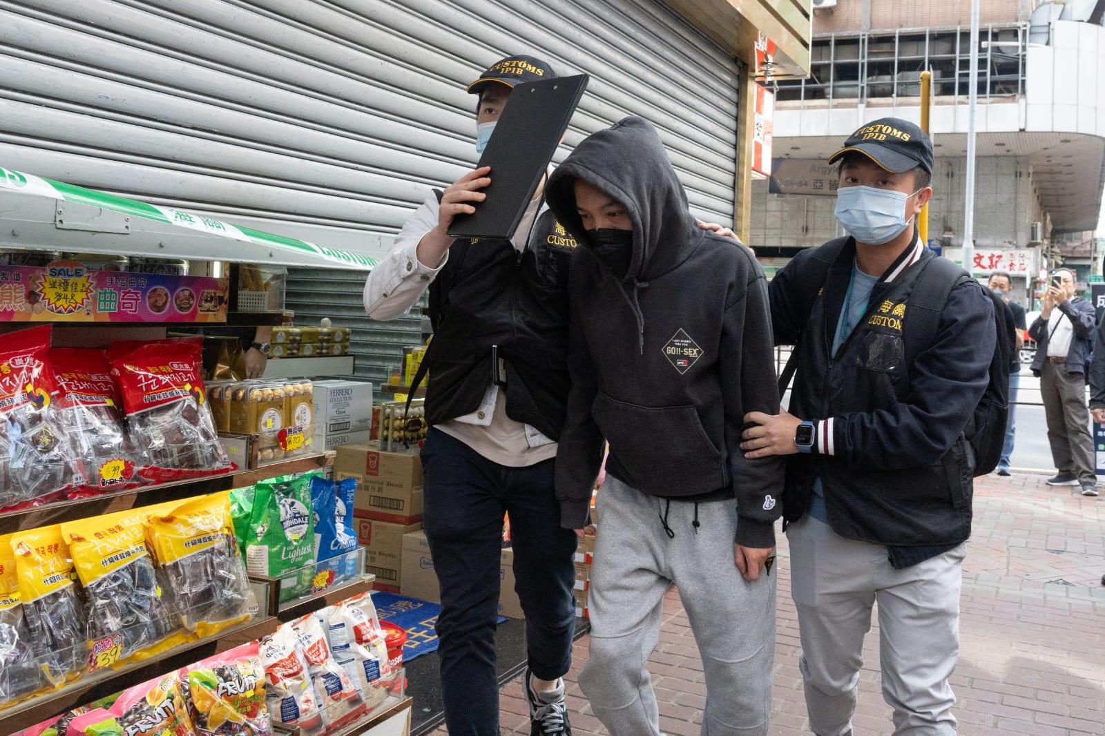 內地客買黑節草 遭旺角藥房「斤變錢」貴160倍 海關拘兩職員 (蘇文傑攝)