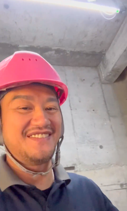 吳浩康帶住升咗職先有嘅粉紅色頭盔,但Deep之後受訪時強調自己冇升職,係因為俾人拎咗自己嗰頂先至借住用。