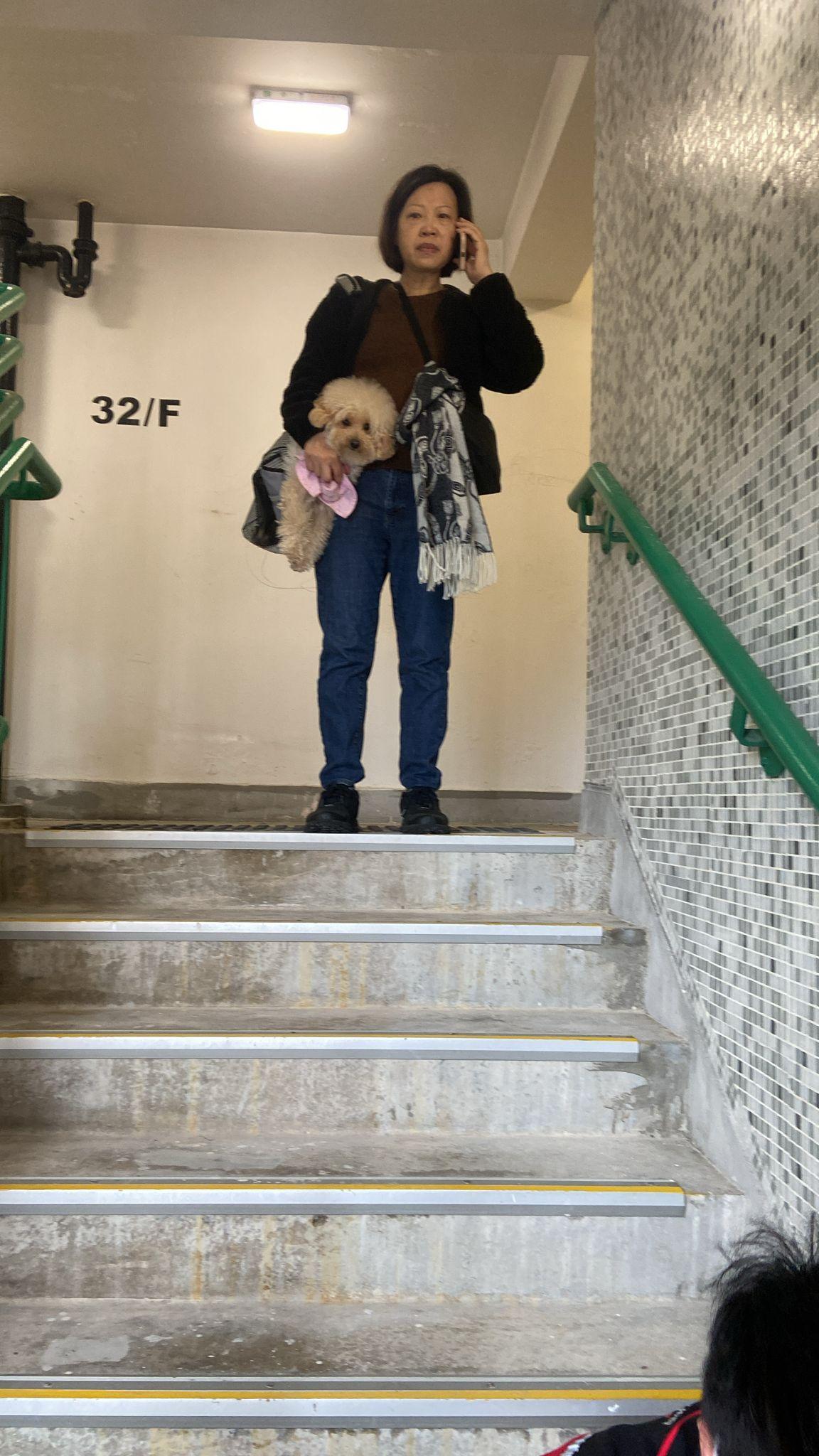 有街坊帶同愛犬逃生。