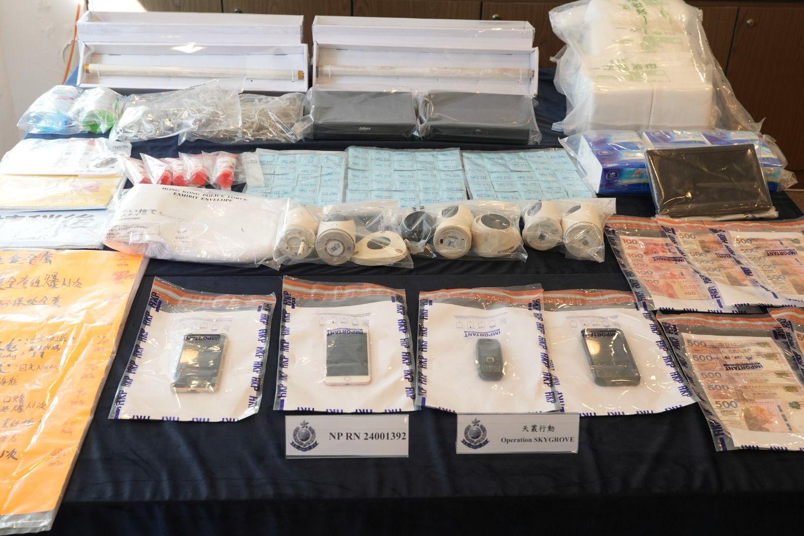 警在行動中檢獲的證物。