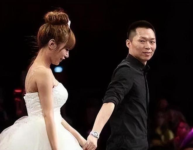 2010年《非誠勿擾》節目亢,馬諾因「寧願坐在寶馬裡哭,也不願坐在單車上笑」而爆紅,她後來稱是節目效果