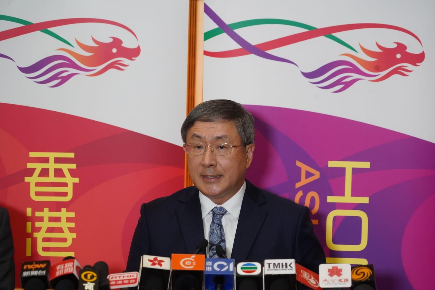 農曆新年2024|署理政務司長卓永興聯同保安局長鄧炳強、運輸及物流局長林世雄,以及文化體育及旅遊局長楊潤雄交代農曆新年假期特別通關安排。(鍾式明攝)