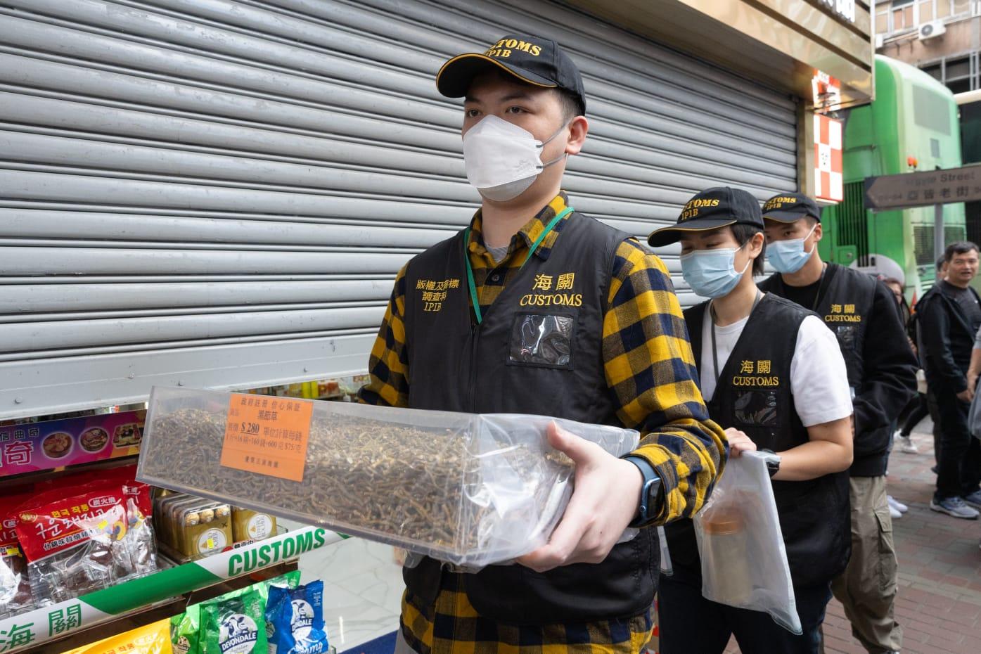 內地客買黑節草 遭旺角藥房「斤變錢」貴160倍 海關拘兩職員 (蘇文傑攝)