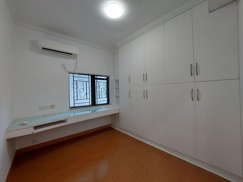 其中一間睡房設有大衣櫃和書桌,收納空間充足。