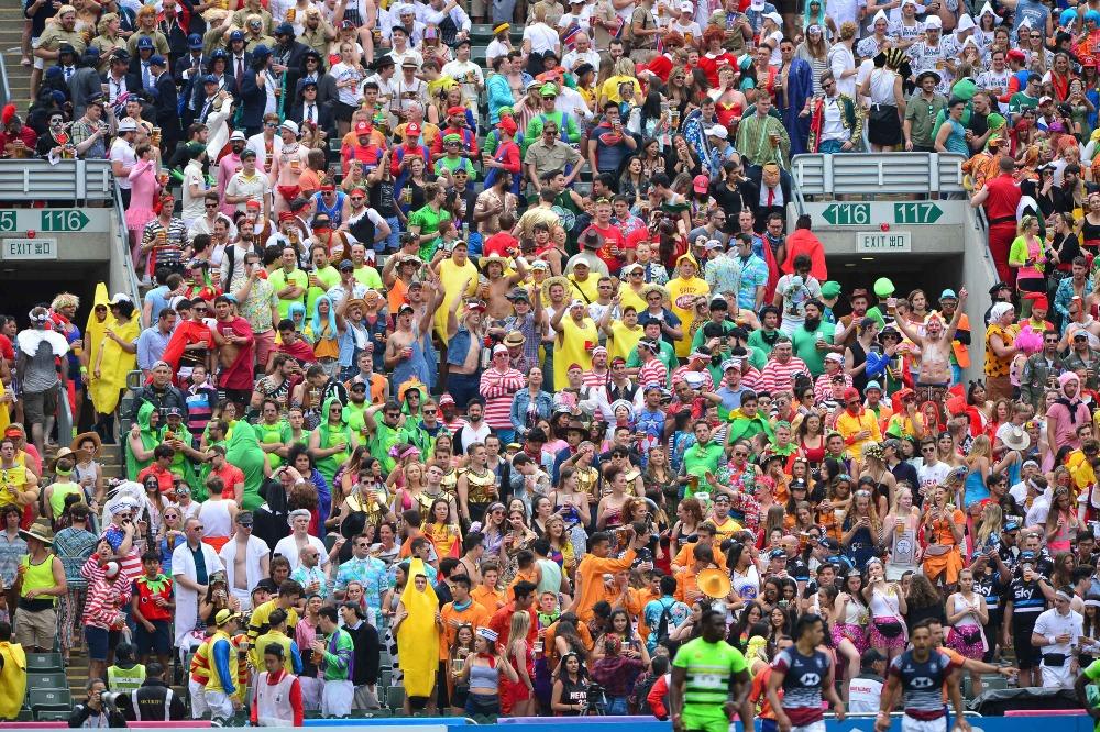 每年香港大球場舉行香港國際七人欖球賽,草地上球員落力拼搏比賽,場邊的球迷則悉心裝扮,有如嘉年華。(圖片來源:視覺中國)