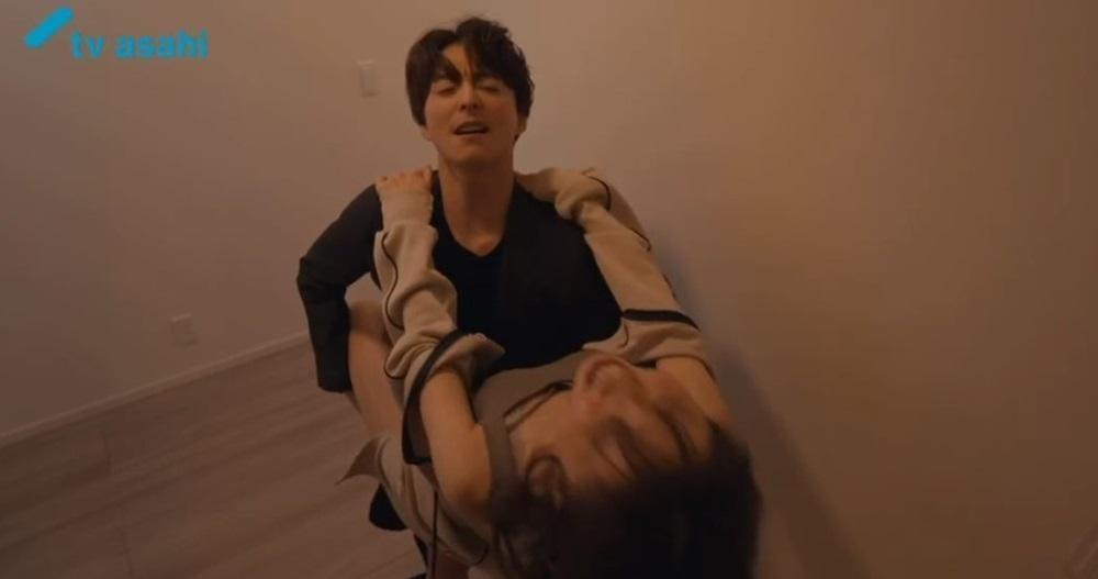 篠田麻里子與小池徹平開始大動作演出。