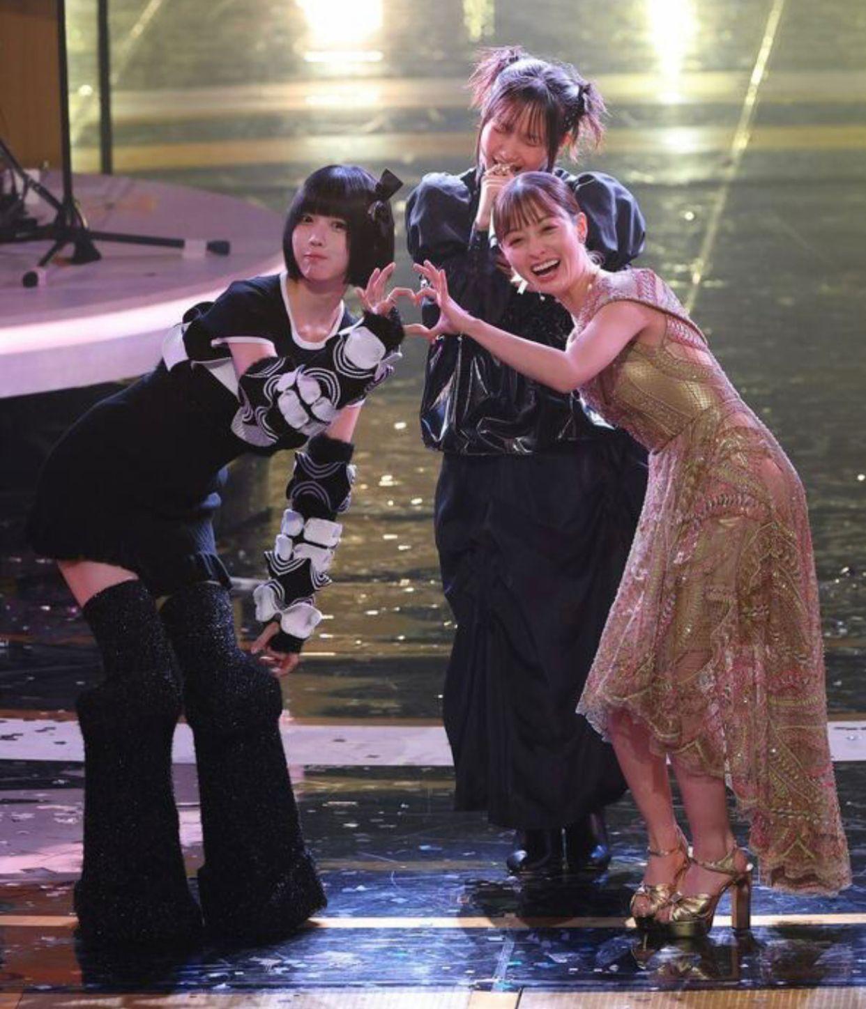 《紅白》主持橋本環奈、ano為YOASOBI伴舞。