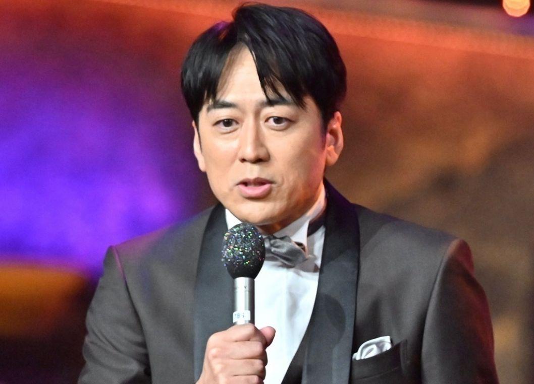 50歲男主播安住紳一郎宣布娶年輕12歲的息影女星西島圓為妻。