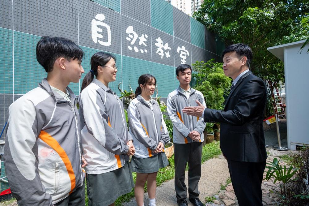 學生與老師及校長的關係融洽。