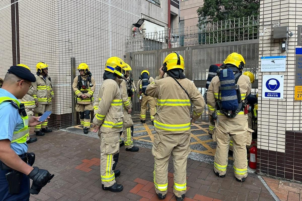 消防員到牙鷹洲街變電站了解事件。(網民Raymond W M Ho@FB群組「青衣街坊吹水會」)