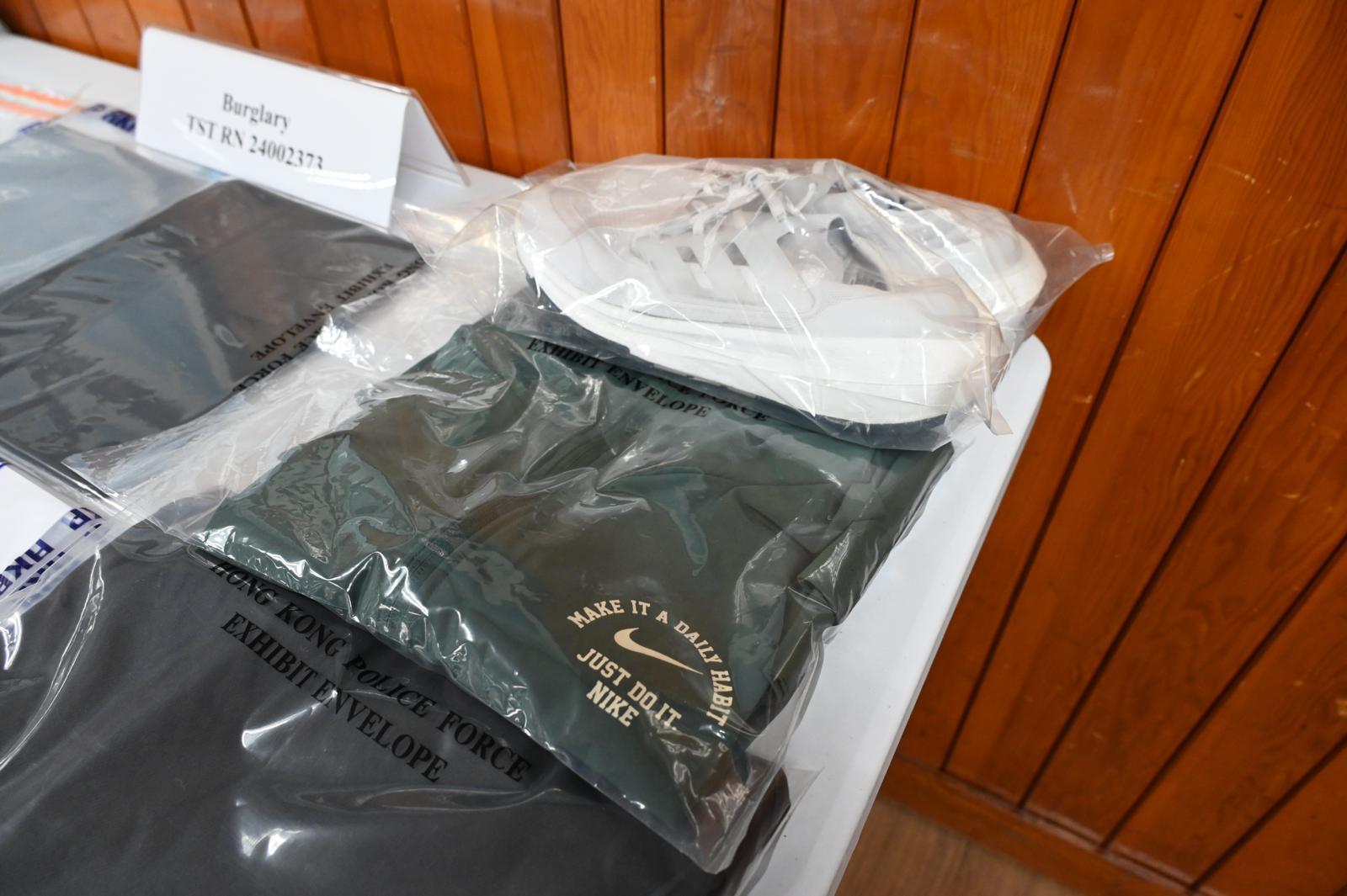 尖沙咀北京道一間專售名牌手袋的樓上店本月21日被爆竊,12個價值171萬元的手袋被偷走,涉案35歲男子被捕,警方指他至少涉及另外3宗爆竊案,涉案物品總值超過213萬元。