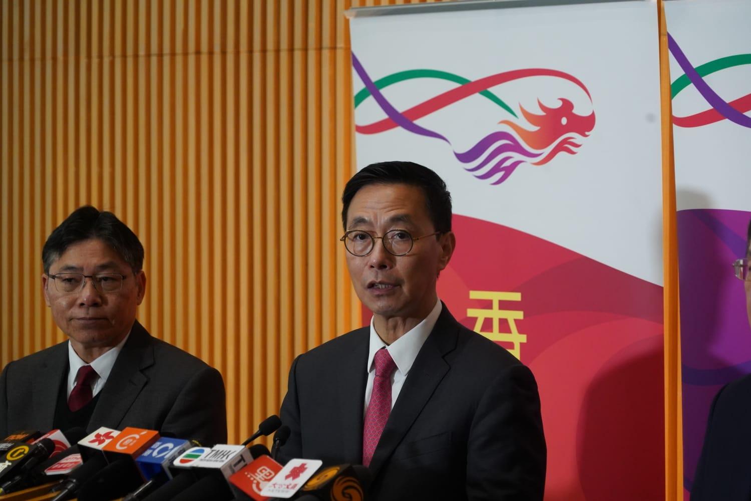 農曆新年2024|署理政務司長卓永興聯同保安局長鄧炳強、運輸及物流局長林世雄,以及文化體育及旅遊局長楊潤雄交代農曆新年假期特別通關安排。(鍾式明攝)