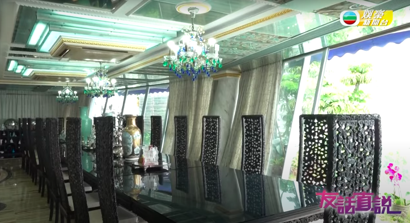 趙苑嘅飯廳更加可以坐到三十人,睇落同高級餐廳包廂一樣。