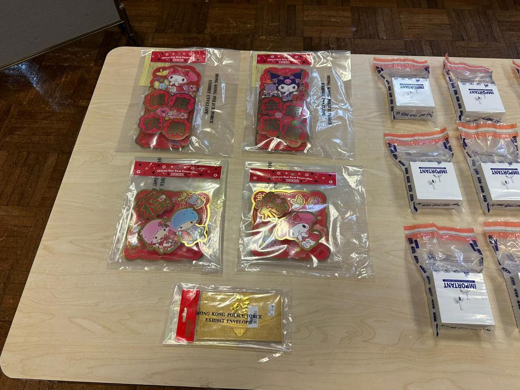 警方展示檢獲的贓物及證物。