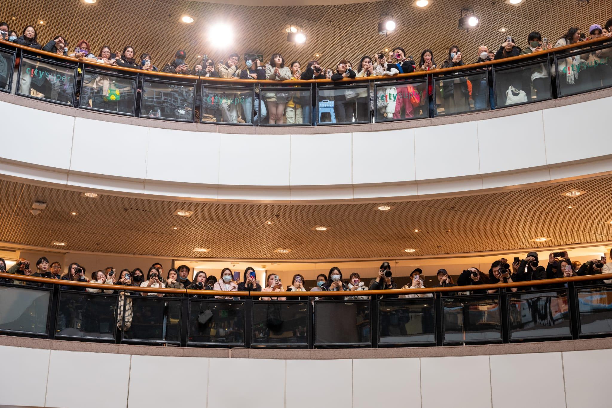 New甫登場即引起哄動,二、三樓層也企滿Fans。(陳奕釗攝)