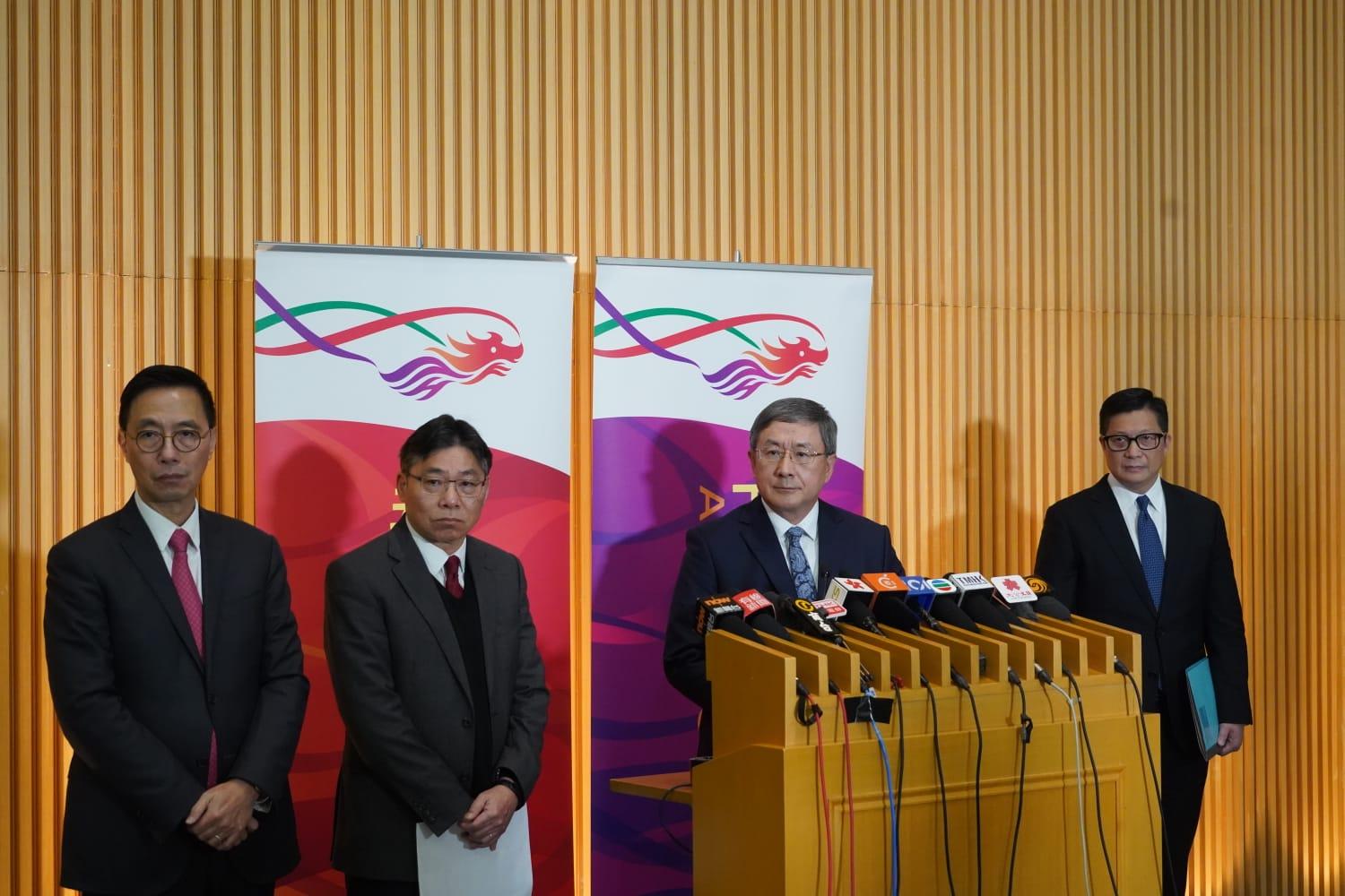 農曆新年2024|署理政務司長卓永興聯同保安局長鄧炳強、運輸及物流局長林世雄,以及文化體育及旅遊局長楊潤雄交代農曆新年假期特別通關安排。(鍾式明攝)