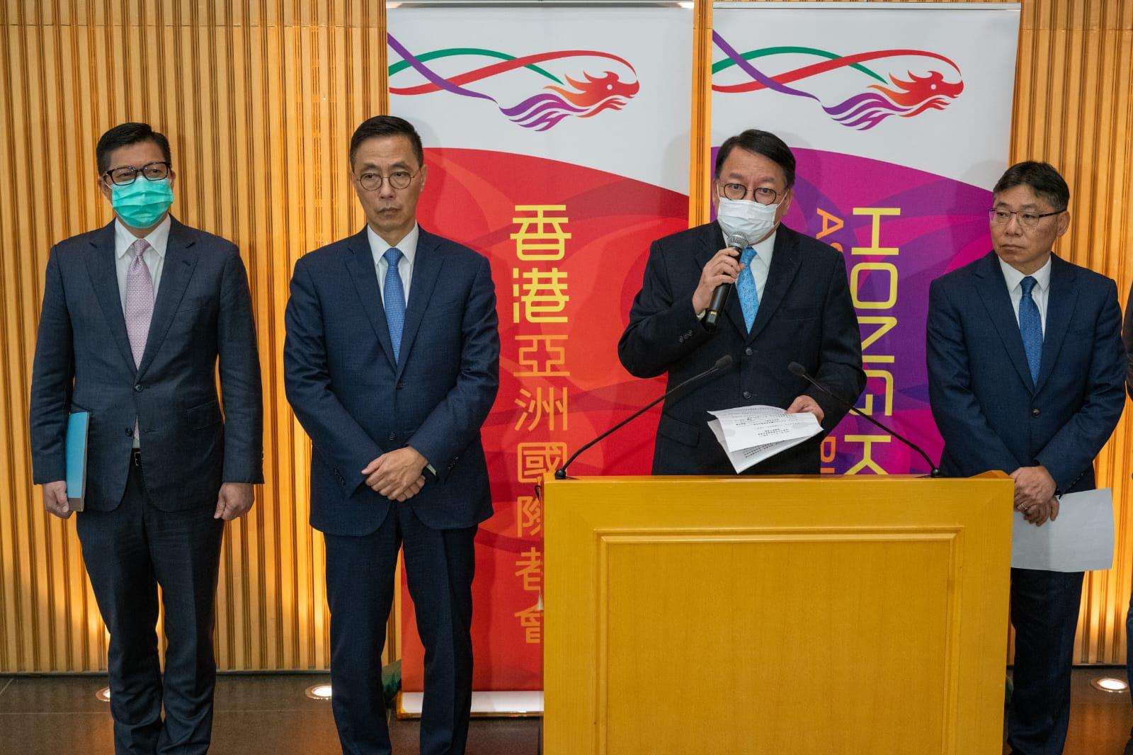 陳國基(右二)指,今後政府會循3方面加強統籌及部署工作,改善今次內地旅客滯留香港情況。(陳奕釗攝)