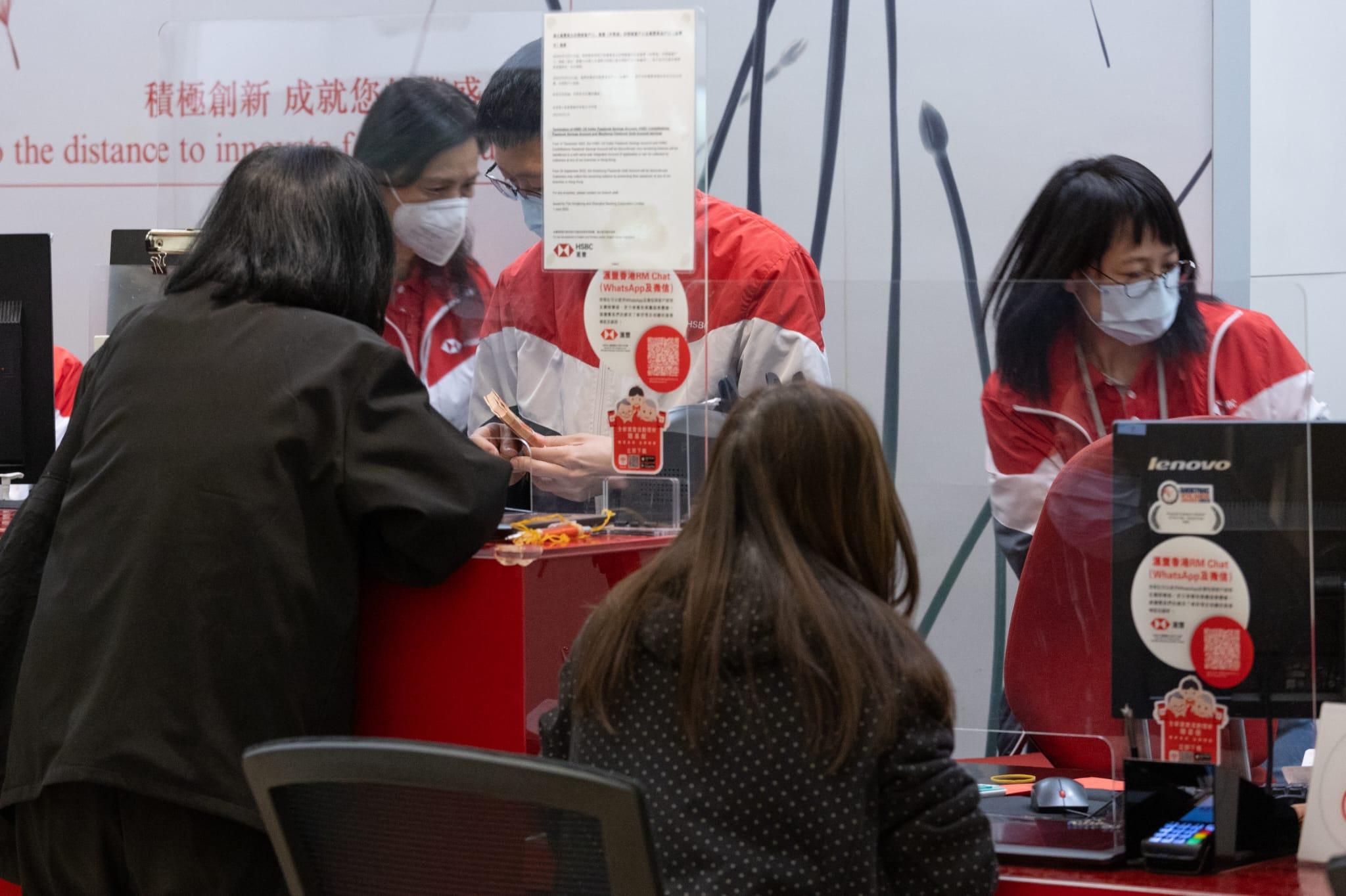 農曆新年2024|在旺角滙豐銀行,今早7時半前已有不少市民排隊等候兌換。(蘇文傑攝)