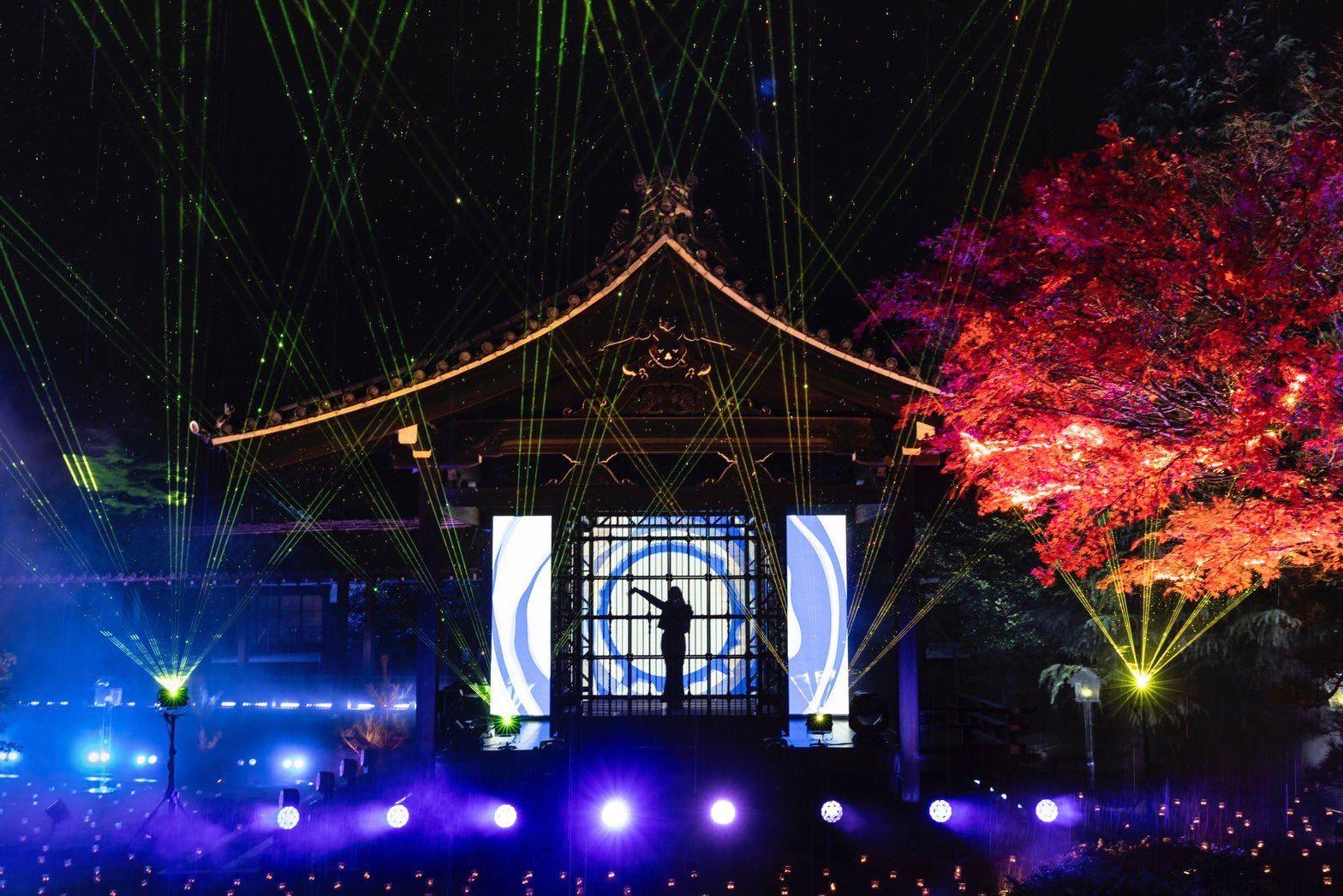 神秘歌姬Ado在京都的東本願寺以出場歌《唱》大展唱功。