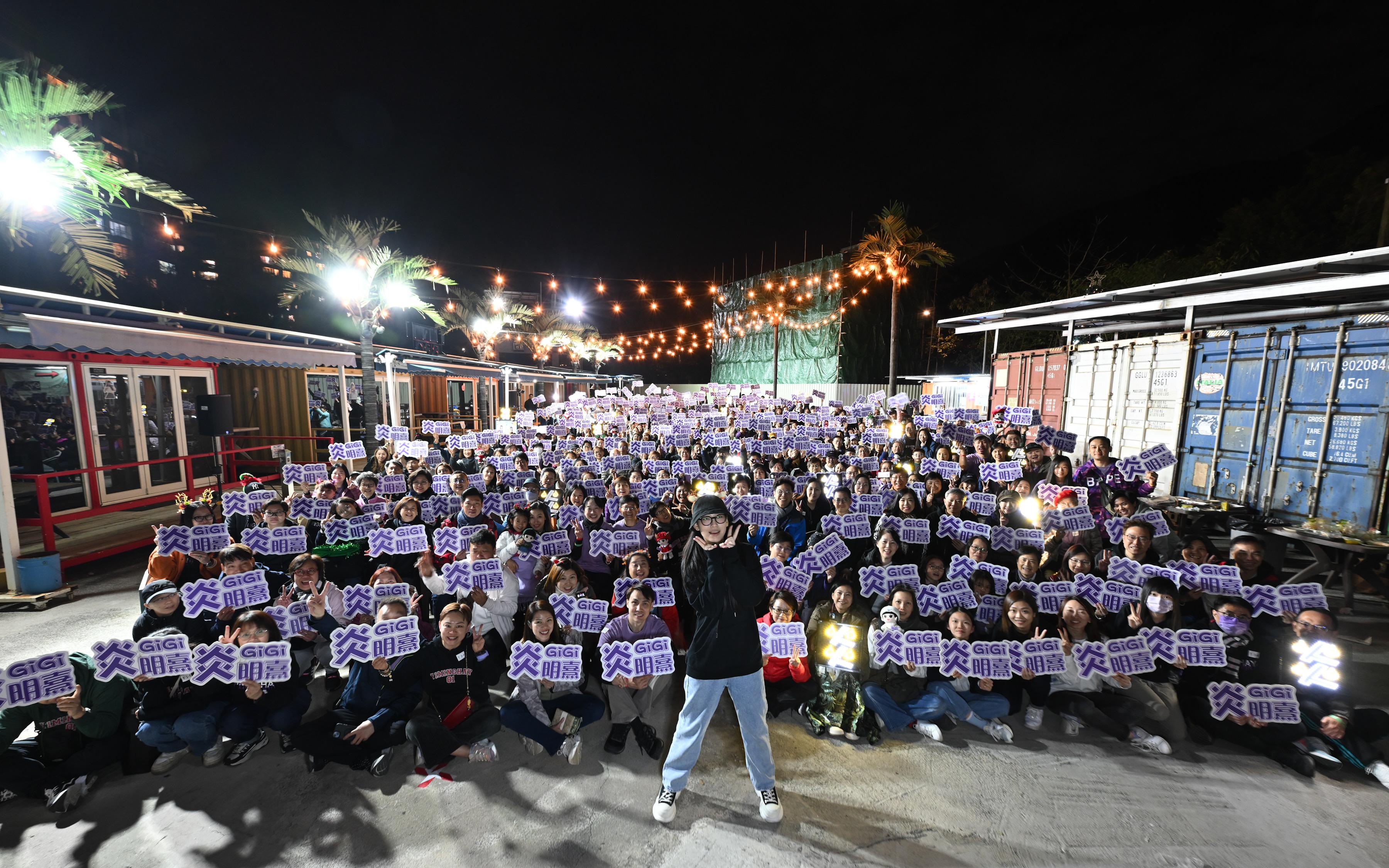 炎明熹與500粉絲BBQ和玩遊戲。