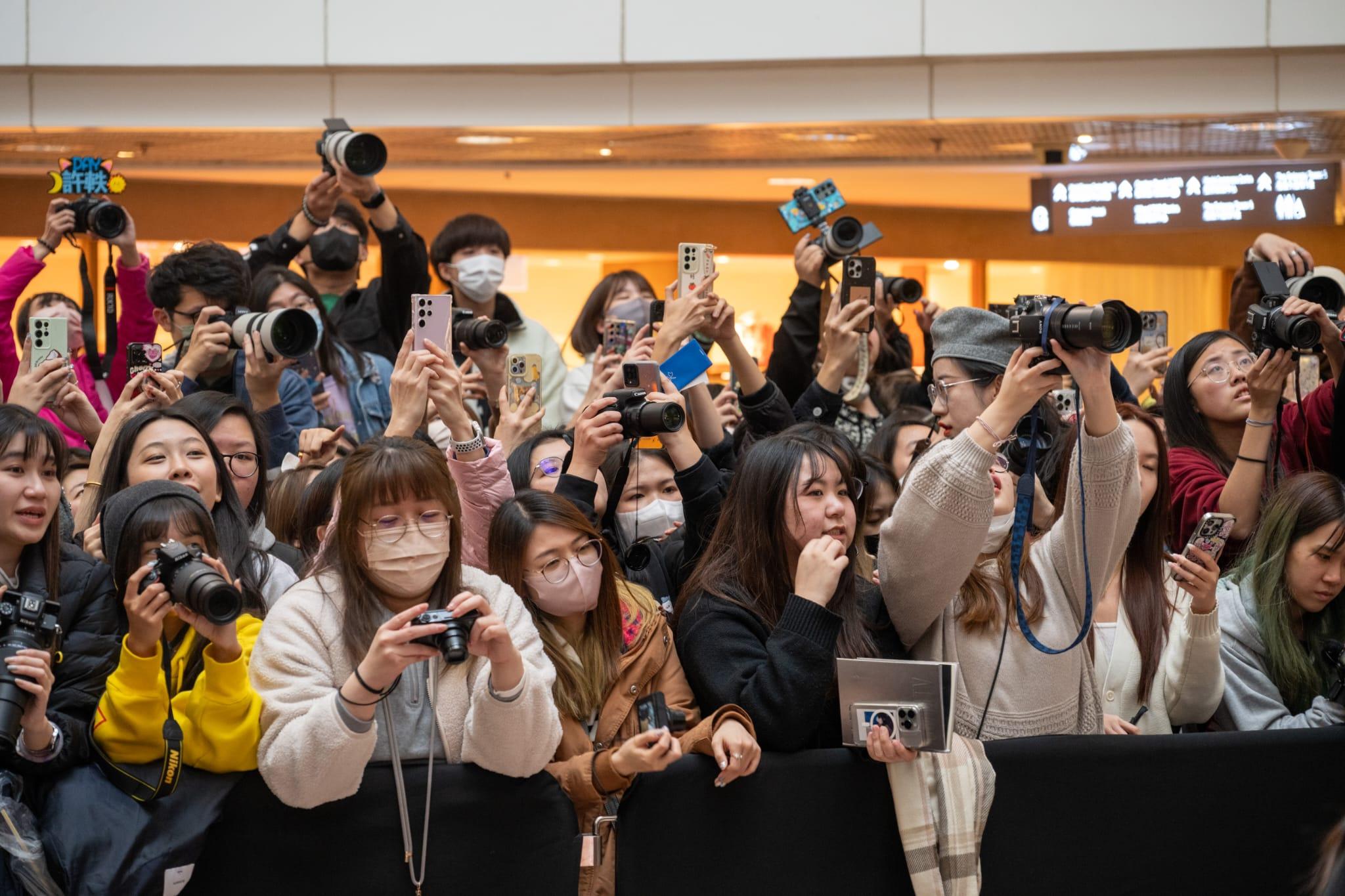 New人氣有增無減,吸引大批粉絲到場追星。 (陳奕釗攝)