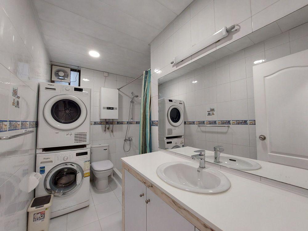 浴室擺放洗衣機及乾衣機後,仍有不少空間。