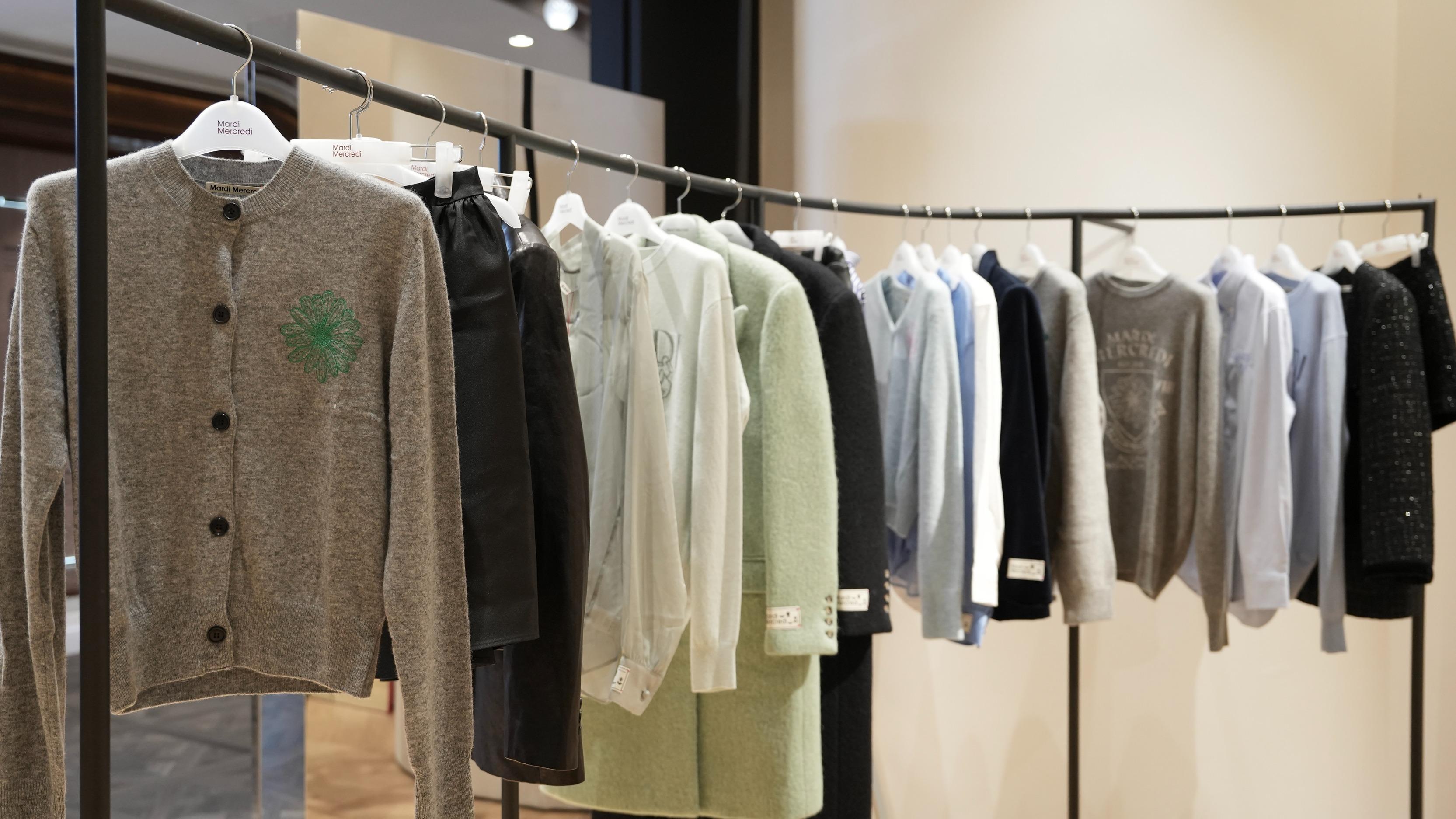 新店款式非常齊全,包括秋冬新季衞衣、冷衫、冷外套及恤衫,另有手袋及頭飾等小飾物。