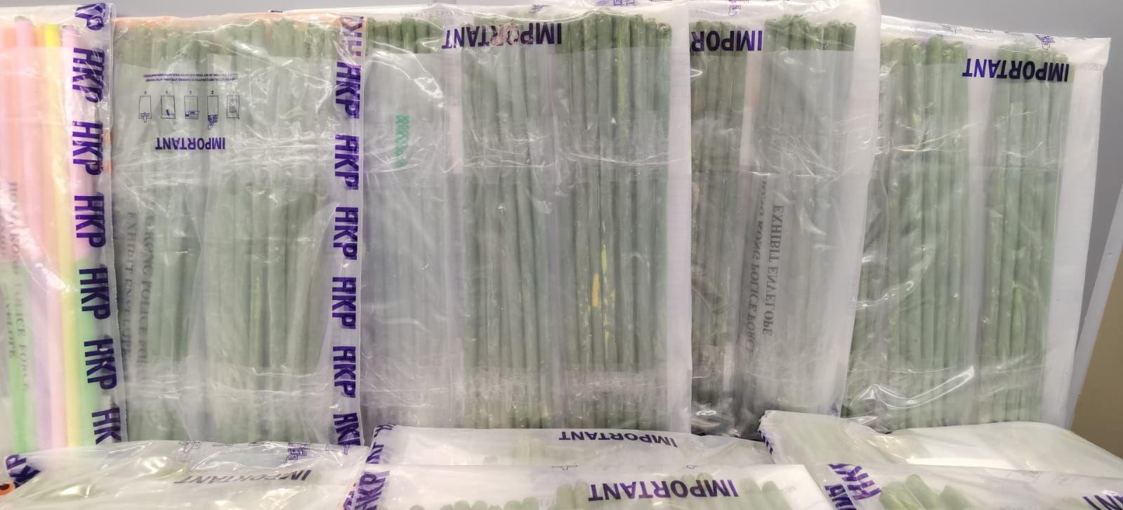 毒品收藏在膠管內,再用綠色膠紙包裹,偽裝成植物的樣子。