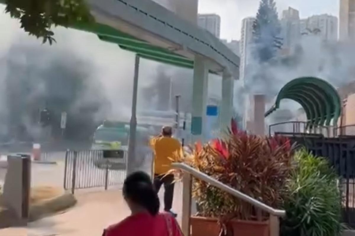 青衣牙鷹洲街變電站下午冒煙懷疑爆炸。(網上片段截圖)