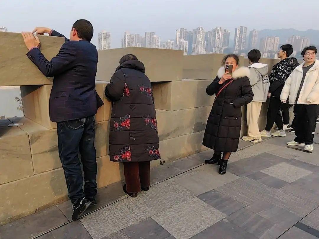 重慶地標建築之一的朝天門近日重修後開放,眾多市民遊客拍照打卡,但不少人投訴,仿古城牆改得太高太厚,反而遮擋遊客觀看江景(網上圖片)