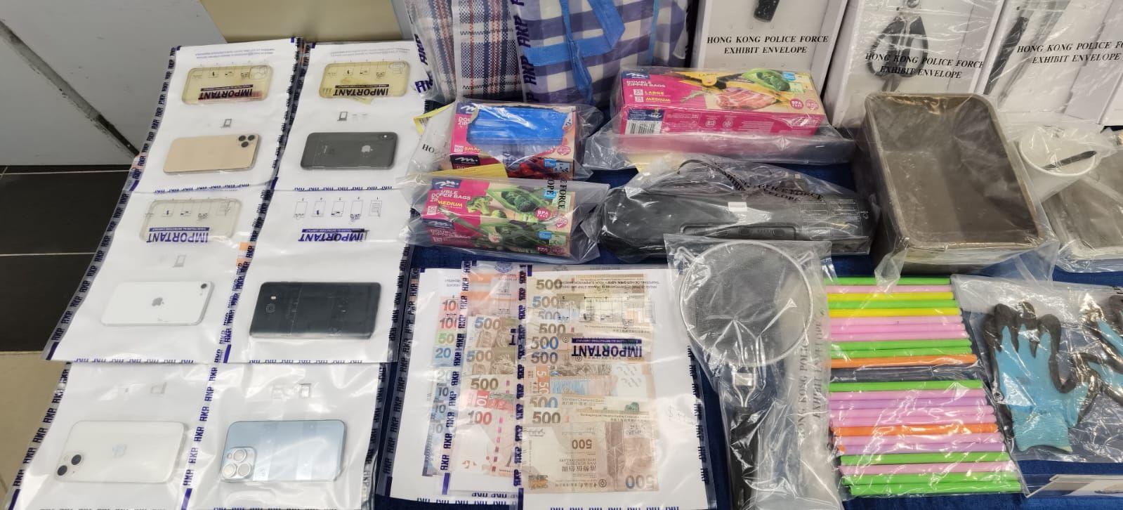 警方檢獲的贓物,包括現金及手提電話。