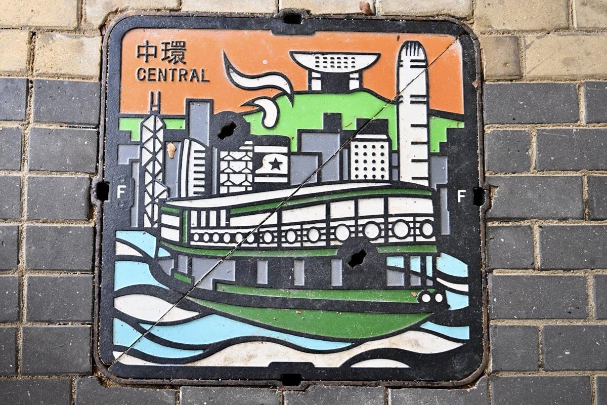 中環碼頭引入18個以在維港航行渡輪為主題、富特色和打卡吸引力的方形渠蓋。(卓永興FB)