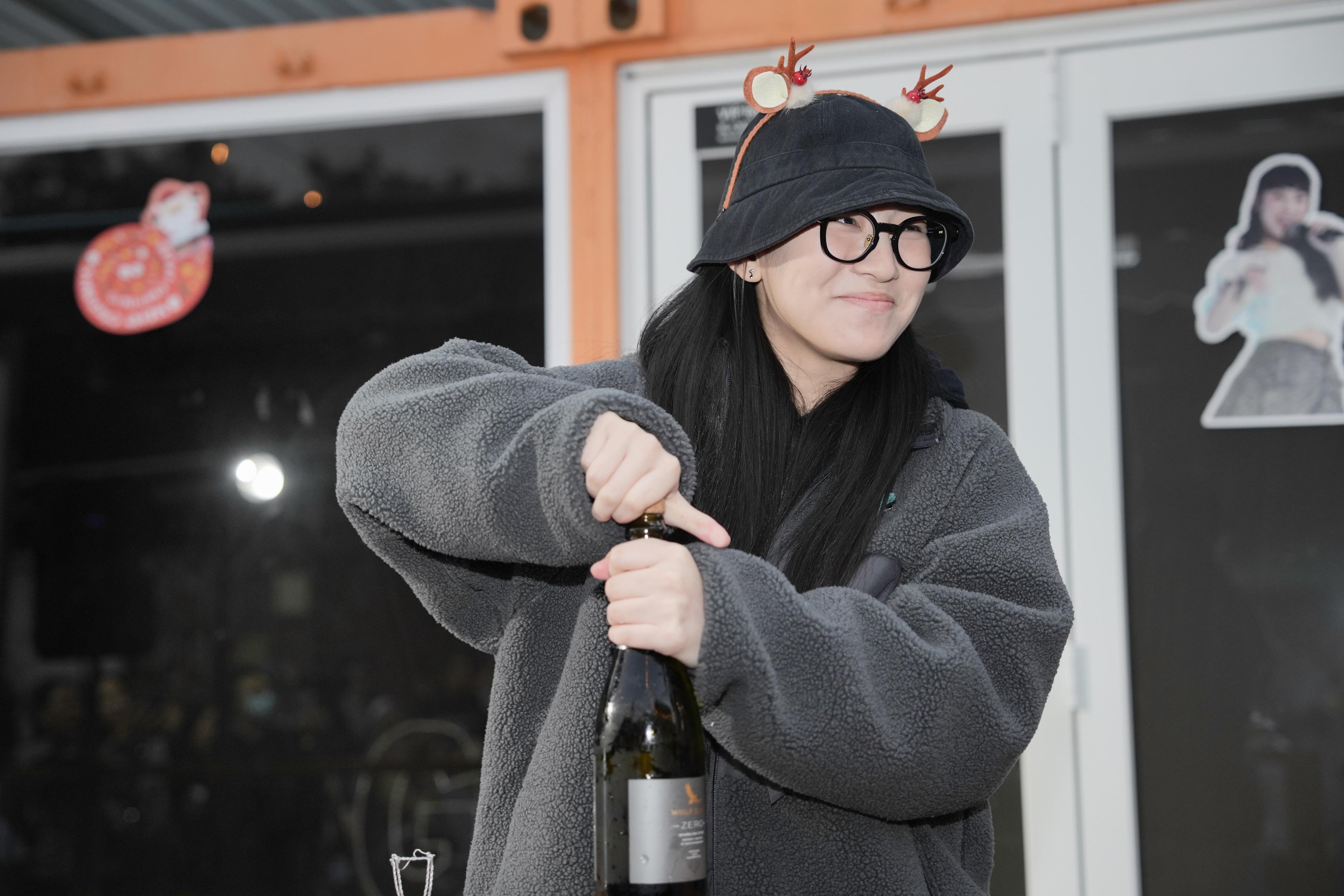 炎明熹與500粉絲BBQ和玩遊戲。