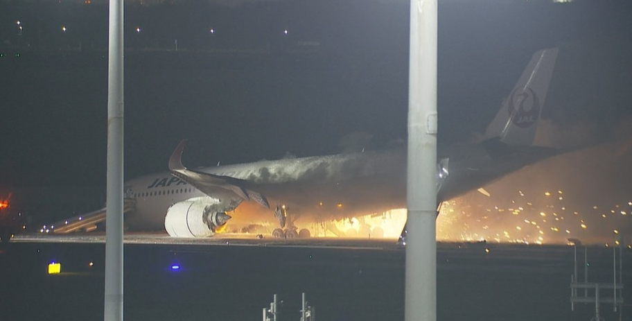 東京羽田機場 日航客機降落時跑道起火(有片)