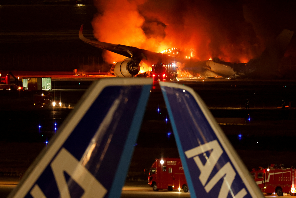 東京羽田機場日航著火(路透社)