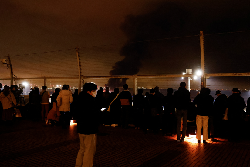東京羽田機場日航著火(路透社)